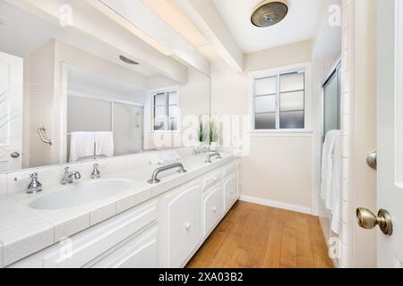 Une salle de bains moderne avec deux lavabos sur des comptoirs blancs à Encino, Californie Banque D'Images