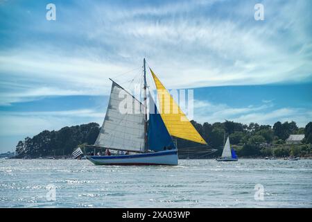 Un vieux voilier sur l'île de l'Ile-aux-Moines, magnifique paysage marin dans le golfe du Morbihan, Bretagne Banque D'Images