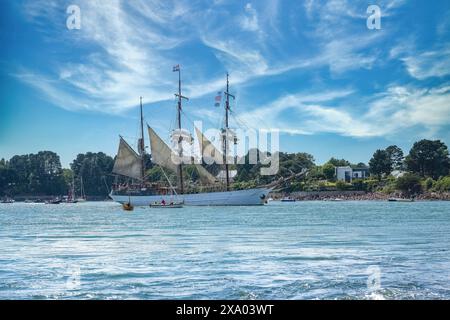 Un vieux voilier sur l'île de l'Ile-aux-Moines, magnifique paysage marin dans le golfe du Morbihan, Bretagne Banque D'Images