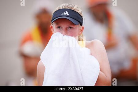 Paris, France. 03 juin 2024. La belge Jeline Vandromme réagit lors d’un match de tennis contre la russe Golovina, au premier tour du simple junior féminin, lors de l’Open de France Roland Garros, à Paris, France, lundi 03 juin 2024. Le tournoi de cette année se déroule du 26 mai au 09 juin. BELGA PHOTO BENOIT DOPPAGNE crédit : Belga News Agency/Alamy Live News Banque D'Images