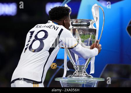 Aurelien Tchouameni du Real Madrid CF touche le trophée à la fin de la finale de la Ligue des Champions 2023/2024 entre le Borussia Dortmund et le Real Madri CF au stade de Wembley à Londres (Angleterre), le 1er juin 2024. Le Real Madrid a gagné 2-0 contre le Borussia Dortmund en remportant sa 15e Ligue des Champions. Banque D'Images