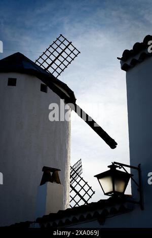 Un vieux moulin à vent à côté d'une ancienne lanterne dans une maison traditionnelle, en Espagne Banque D'Images