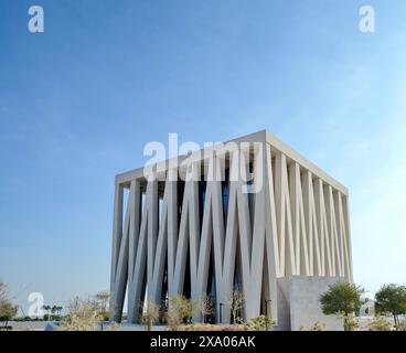 Abu Dhabi, Emirats Arabes Unis - 17 janvier 2024 : L'église de la Maison de la famille Abrahamic, comprenant une mosquée, une église, une synagogue et moi Banque D'Images