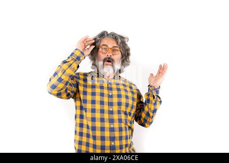 Un homme d'âge moyen avec une expression surprise mettant des lunettes Banque D'Images