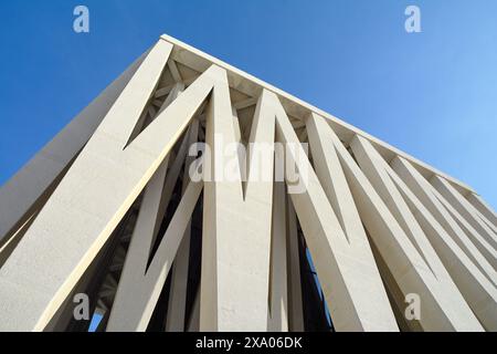 Abu Dhabi, Emirats Arabes Unis - 17 janvier 2024 : L'église de la Maison de la famille Abrahamic, comprenant une mosquée, une église, une synagogue et moi Banque D'Images