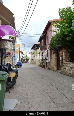 AFYTOS, KASSANDRA, GRÈCE 05. Juillet 2023. Petites rues dans un lieu touristique grec AFYTOS. Banque D'Images