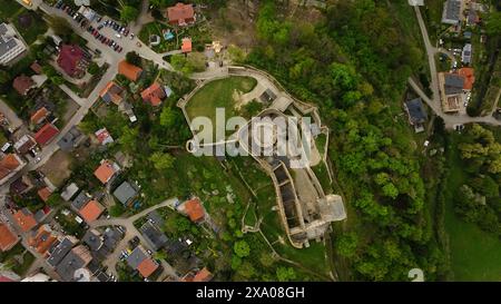 Drone View révèle l'ancien château de Bolkow niché à Dolnośląskie, en Pologne. Banque D'Images