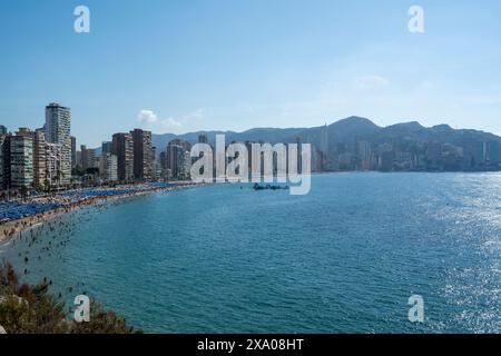 Benidorm, Espagne - 19 août 2023 : vue panoramique de la Playa de Levante dans la ville de Benidorm, Espagne Banque D'Images