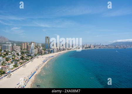 Benidorm, Espagne - 19 août 2023 : vue panoramique sur la plage de Poniente dans la ville de Benidorm, Espagne Banque D'Images