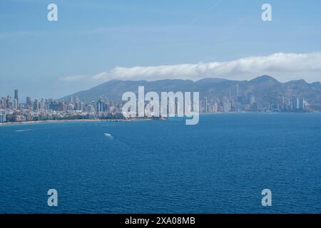 Benidorm, Espagne - 19 août 2023 : vue panoramique sur la plage de Poniente dans la ville de Benidorm, Espagne Banque D'Images