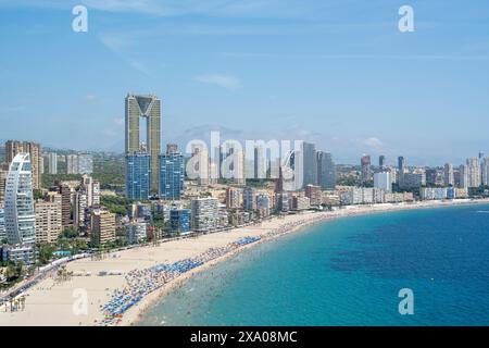 Benidorm, Espagne - 19 août 2023 : vue panoramique sur la plage de Poniente dans la ville de Benidorm, Espagne Banque D'Images