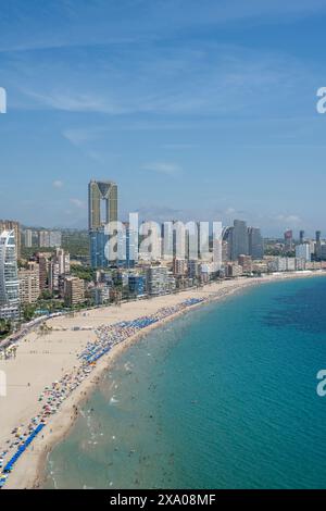 Benidorm, Espagne - 19 août 2023 : vue panoramique sur la plage de Poniente dans la ville de Benidorm, Espagne Banque D'Images