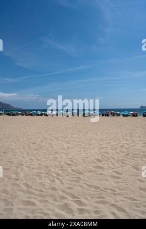 Benidorm, Espagne - 19 août 2023 : vue panoramique sur la plage de Poniente dans la ville de Benidorm, Espagne Banque D'Images