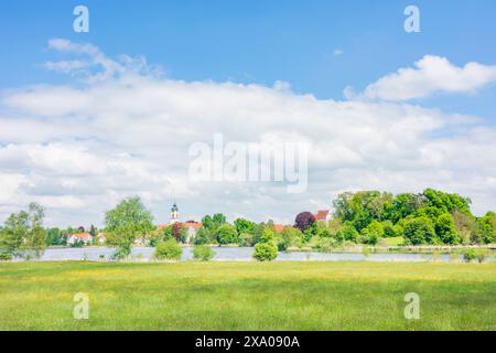 Kißlegg : lac Zellersee, église constituée Gallus et Ulrich, Altes Schloss (Vieux Château) Kißlegg in Oberschwaben-Allgäu, Bade-Württemberg, Allemagne Banque D'Images