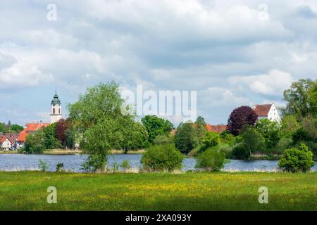 Kißlegg : lac Zellersee, église constituée Gallus et Ulrich, Altes Schloss (Vieux Château) Kißlegg in Oberschwaben-Allgäu, Bade-Württemberg, Allemagne Banque D'Images