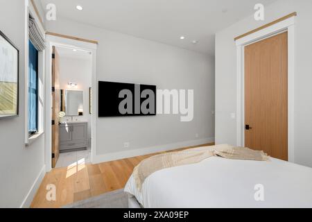 Un lit soigneusement fait avec des oreillers et des couvertures dans une chambre confortable Banque D'Images