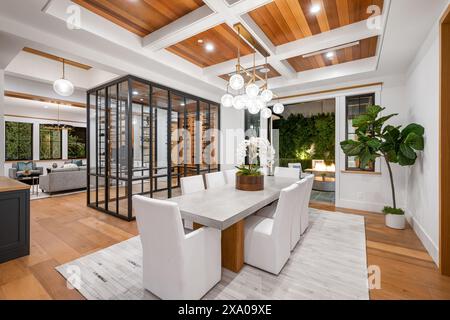 Salle à manger rustique et cuisine avec de nombreux planchers et murs en bois Banque D'Images