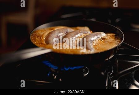 Une poêle avec des boulettes de viande cuisant sur une cuisinière Banque D'Images