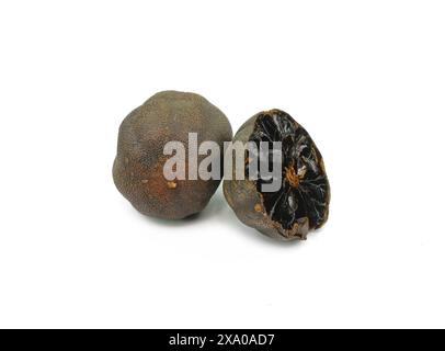 Persan séché, lime noire limu amani isolé sur fond blanc Banque D'Images