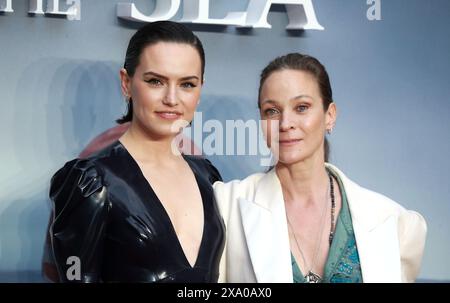 Daisy Ridley et Jeanette Hain assistent à la projection du gala britannique de 'Young Woman and the Sea' au Curzon Mayfair à Londres, en Angleterre. Banque D'Images