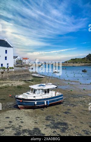 Sauzon en Bretagne, le port typique avec bots et phare Banque D'Images