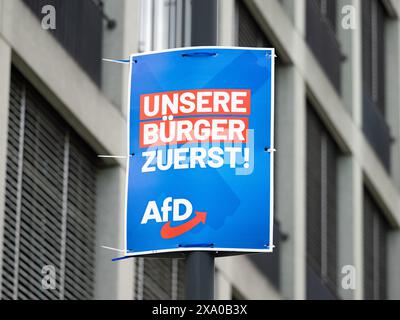 Affiche de campagne électorale de l'AFD avec le slogan « Unsere Bürger zuerst ! » (nos citoyens d'abord). Le parti politique d'extrême droite veut privilégier les Allemands. Banque D'Images