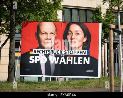 Affiche de campagne électorale du SPD pour les élections européennes 2024. OLAF Scholz et Katarina Barley font de la publicité pour arrêter le swing politique vers la droite. Banque D'Images