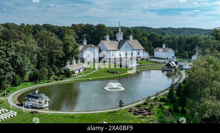 Une vue aérienne d'un élégant domaine avec un lac Banque D'Images