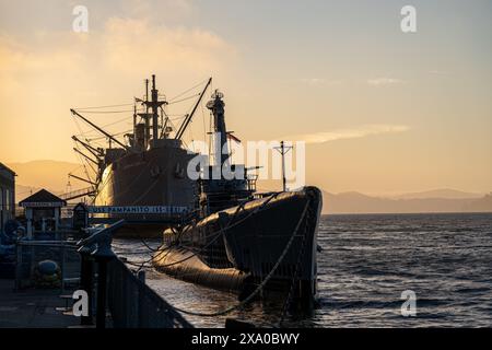 Le sous-marin USS Pampanito et Jeremiah O'Brien à l'embarcadère 45 à San Francisco, Californie, États-Unis Banque D'Images