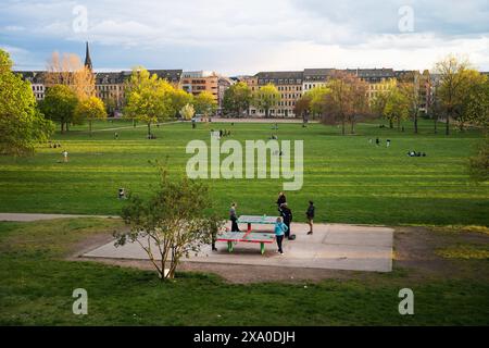 Les tables de ping-pong publiques dans l'Alaunpark, Dresde, Allemagne Banque D'Images