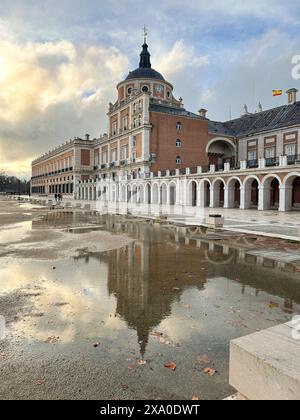 La tour de l'horloge du palais d'Aranjuez reflétée dans la flaque d'eau. Aranjuez, Espagne Banque D'Images