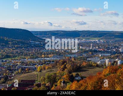 Vue aérienne d'une ville nichée au bord d'une montagne Banque D'Images