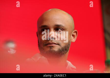 Munich, Deutschland. 30 mai 2024. firo : 30.05.2024, football, football, 1. Ligue, 1. Bundesliga, présentation de Vincent Kompany en tant que nouvel entraîneur du FC Bayern Munich, entraîneur Vincent Kompany, FC Bayern Munich, FCB, Bayern, Munchen, PK, conférence de presse, crédit : dpa/Alamy Live News Banque D'Images