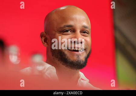 Munich, Deutschland. 30 mai 2024. firo : 30.05.2024, football, football, 1. Ligue, 1. Bundesliga, présentation de Vincent Kompany en tant que nouvel entraîneur du FC Bayern Munich, entraîneur Vincent Kompany, FC Bayern Munich, FCB, Bayern, Munchen, PK, conférence de presse, crédit : dpa/Alamy Live News Banque D'Images