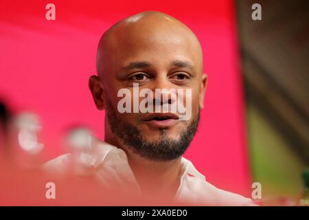 Munich, Deutschland. 30 mai 2024. firo : 30.05.2024, football, football, 1. Ligue, 1. Bundesliga, présentation de Vincent Kompany en tant que nouvel entraîneur du FC Bayern Munich, entraîneur Vincent Kompany, FC Bayern Munich, FCB, Bayern, Munchen, PK, conférence de presse, crédit : dpa/Alamy Live News Banque D'Images