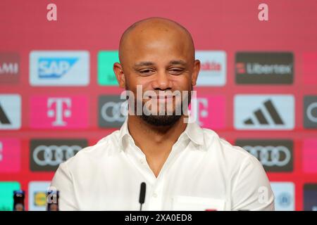 Munich, Deutschland. 30 mai 2024. firo : 30.05.2024, football, football, 1. Ligue, 1. Bundesliga, présentation de Vincent Kompany en tant que nouvel entraîneur du FC Bayern Munich, entraîneur Vincent Kompany, FC Bayern Munich, FCB, Bayern, Munchen, PK, conférence de presse, demi-chiffre, crédit : dpa/Alamy Live News Banque D'Images