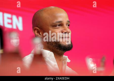 Munich, Deutschland. 30 mai 2024. firo : 30.05.2024, football, football, 1. Ligue, 1. Bundesliga, présentation de Vincent Kompany en tant que nouvel entraîneur du FC Bayern Munich, entraîneur Vincent Kompany, FC Bayern Munich, FCB, Bayern, Munchen, PK, conférence de presse, crédit : dpa/Alamy Live News Banque D'Images