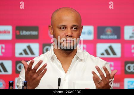 Munich, Deutschland. 30 mai 2024. firo : 30.05.2024, football, football, 1. Ligue, 1. Bundesliga, présentation de Vincent Kompany en tant que nouvel entraîneur du FC Bayern Munich, entraîneur Vincent Kompany, demi-figurine, geste, FC Bayern Munich, FCB, Bayern, Munchen, crédit : dpa/Alamy Live News Banque D'Images