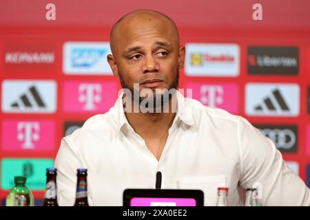 Munich, Deutschland. 30 mai 2024. firo : 30.05.2024, football, football, 1. Ligue, 1. Bundesliga, présentation de Vincent Kompany en tant que nouvel entraîneur du FC Bayern Munich, entraîneur Vincent Kompany, FC Bayern Munich, FCB, Bayern, Munchen, PK, conférence de presse, demi-chiffre, crédit : dpa/Alamy Live News Banque D'Images