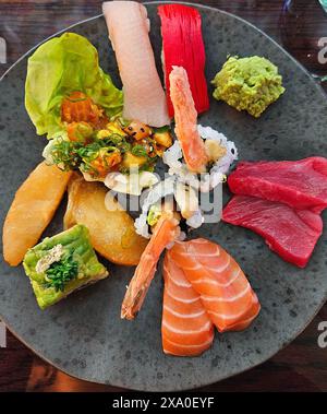 Gros plan sur un assortiment de fruits de mer et d'assiettes à sushis Banque D'Images