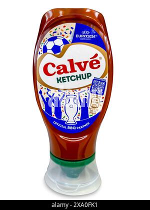 Italie - 01 juin 2024 : bouteille en plastique de ketchup de marque Calve dans l'édition UEFA Euro 2024 isolée sur fond blanc, Calve est une marque de l'Unilever Banque D'Images