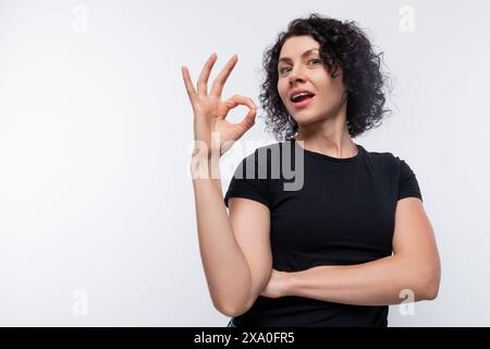 Portrait d'une femme souriante avec un bioperme vêtu d'un T-shirt noir Banque D'Images