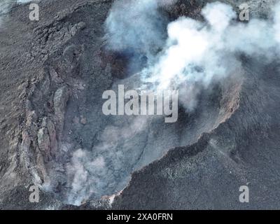 Grindavik, Islande. 08 mai 2024. Vue aérienne montrant de la vapeur et des gaz s’échappant du cône du volcan Fagradalsfjall entouré de coulées de magma durcies après l’éruption de mars interrompue sur la péninsule de Reykjanes, au sud-ouest de l’Islande, le 8 mai 2024 près de Grindavika, Islande. Crédit : Björn Oddsson/Office météorologique islandais/Alamy Live News Banque D'Images