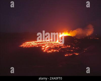 Grindavik, Islande. 07 avril 2024. Crachées de lave provenant des évents magmatiques et du cône du volcan Fagradalsfjall sur la péninsule de Reykjanes, dans le sud-ouest de l’Islande, le 7 avril 2024 près de Grindavik, Islande. Trois évents ont projeté de la lave poussant vers le nord mais se sont ensuite stabilisés sans beaucoup de changement. Crédit : Office météorologique islandais/Office météorologique islandais/Alamy Live News Banque D'Images