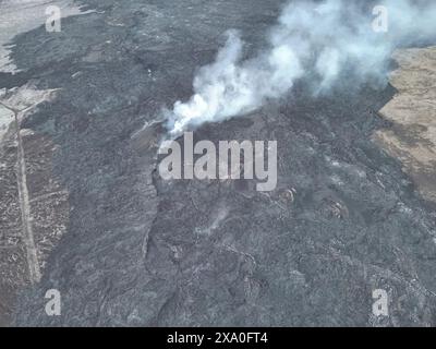 Grindavik, Islande. 08 mai 2024. Vue aérienne montrant des coulées de magma durcie et une fissure de vapeur après l’éruption de mars stoppée sur la péninsule de Reykjanes dans le sud-ouest de l’Islande, le 8 mai 2024 près de Grindavika, Islande. Crédit : Björn Oddsson/Office météorologique islandais/Alamy Live News Banque D'Images