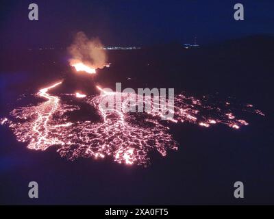 Grindavik, Islande. 07 avril 2024. Crachées de lave provenant des évents magmatiques et du cône du volcan Fagradalsfjall sur la péninsule de Reykjanes, dans le sud-ouest de l’Islande, le 7 avril 2024 près de Grindavik, Islande. Trois évents ont projeté de la lave poussant vers le nord mais se sont ensuite stabilisés sans beaucoup de changement. Crédit : Office météorologique islandais/Office météorologique islandais/Alamy Live News Banque D'Images