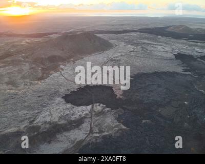 Grindavik, Islande. 08 mai 2024. Vue aérienne montrant des coulées de magma durcie qui se sont arrêtées juste à l’extérieur du village de pêcheurs côtier de Grindavika sur la péninsule de Reykjanes, dans le sud-ouest de l’Islande, le 8 mai 2024 près de Grindavika, en Islande. Crédit : Björn Oddsson/Office météorologique islandais/Alamy Live News Banque D'Images