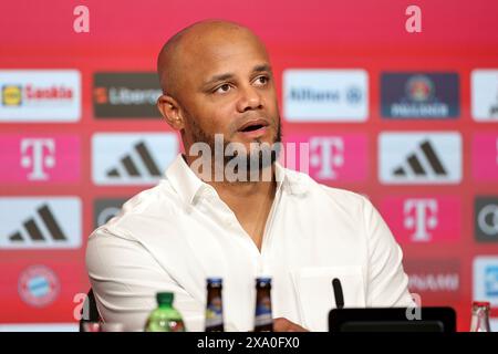 Munich, Deutschland. 30 mai 2024. firo : 30.05.2024, football, football, 1. Ligue, 1. Bundesliga, présentation de Vincent Kompany en tant que nouvel entraîneur du FC Bayern Munich, entraîneur Vincent Kompany, FC Bayern Munich, FCB, Bayern, Munchen, PK, conférence de presse, demi-chiffre, crédit : dpa/Alamy Live News Banque D'Images