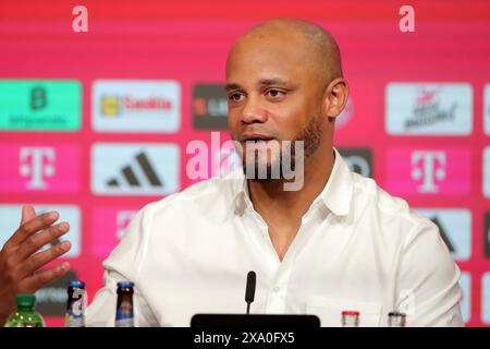 Munich, Deutschland. 30 mai 2024. firo : 30.05.2024, football, football, 1. Ligue, 1. Bundesliga, présentation de Vincent Kompany en tant que nouvel entraîneur du FC Bayern Munich, entraîneur Vincent Kompany, FC Bayern Munich, FCB, Bayern, Munchen, demi-chiffre, geste, PK, conférence de presse, crédit : dpa/Alamy Live News Banque D'Images
