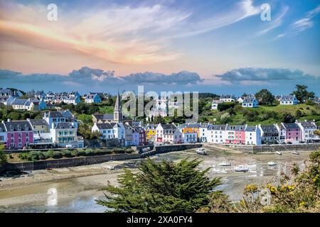 Une vue panoramique sur Sauzon en Bretagne par une journée ensoleillée Banque D'Images